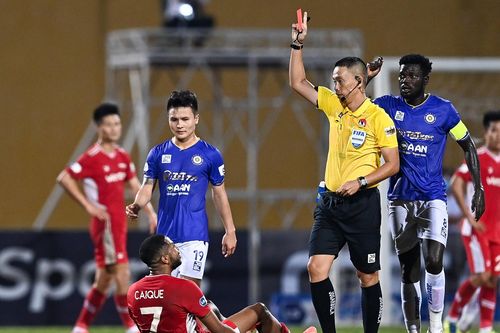 Hai tình huống thẻ đỏ trong trận derby thủ đô