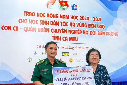 Quỹ học bổng Vừ A Dính và CLB 'Vì Hoàng Sa - Trường Sa thân yêu' trao học bổng tại Cà Mau và Bạc Liêu