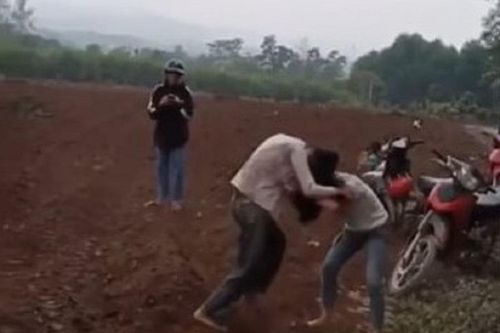 Hai nữ sinh 'quyết chiến', nhiều người lớn đứng xem
