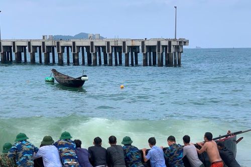 Chìm thuyền trên biển, hai ngư dân thoát nạn