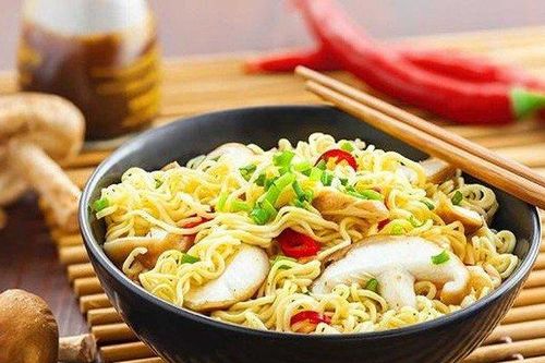 Bỏ ngay thói quen uống thứ này khi ăn mì tôm nếu không muốn 'nổ bụng'