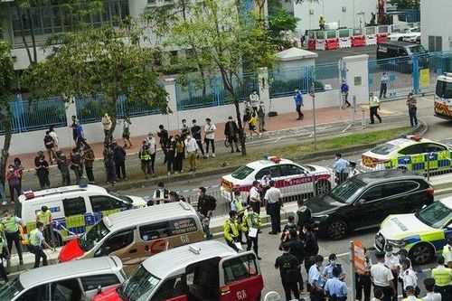 Clip: Cảnh sát HongKong nổ súng khống chế 'xe điên'