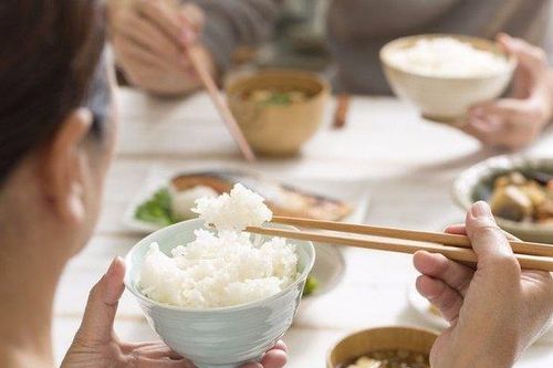 Tưởng tốt, nhưng 6 thói quen khi ăn cơm này gây ra hàng loạt bệnh mà bạn không biết