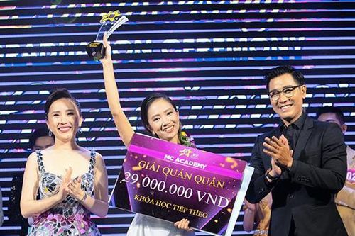 Khánh Linh và niềm đam mê dẫn chương trình