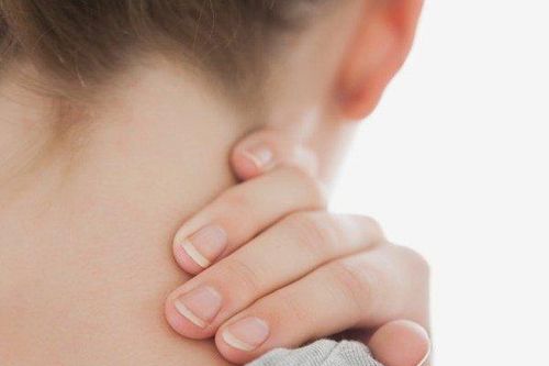 Cô gái 23 tuổi liệt nửa người vì thói quen bẻ cổ kêu răng rắc