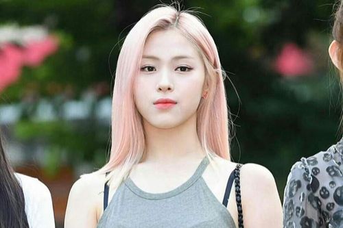 Vóc dáng đồng hồ cát của Shin Ryu Jin (ITZY)