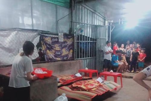 Trượt xuống ao nước tưới cây, 3 cháu bé chết đuối thương tâm