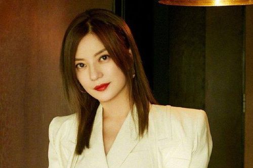 Triệu Vy bị bắt gặp say xỉn đứng không vững ngoài đường