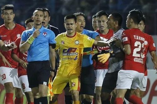 Thủ môn Thanh Thắng bị treo giò 3 trận, Bùi Tiến Dũng có cơ hội bắt chính?