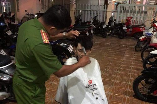 Cán bộ công an phường thành 'thợ cắt tóc' ngay tại trụ sở
