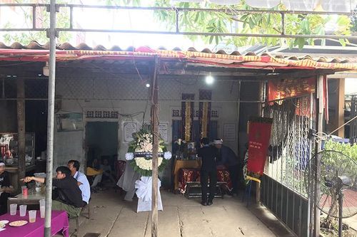 Rơi xuống ao trước nhà, hai chị em sinh đôi chết đuối thương tâm
