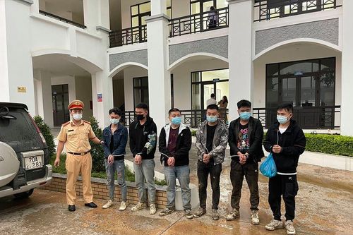 Cục CSGT phát hiện 6 người nhập cảnh trái phép trên cao tốc