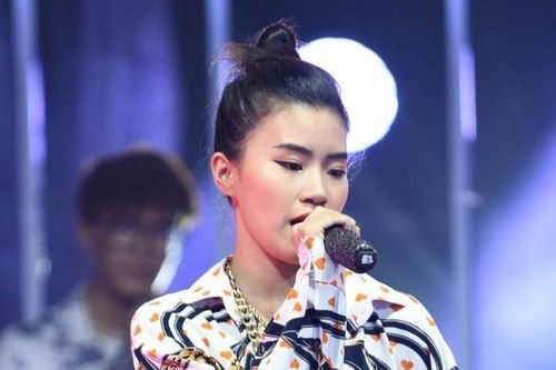 Rapper Pháo gặp tai nạn sân khấu