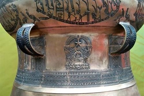Đúc trống đồng tặng Quốc hội