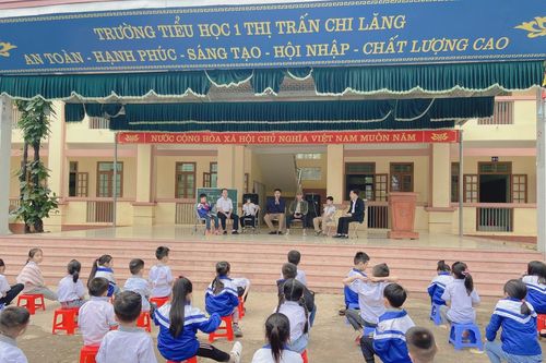 Tuyên dương 3 em học sinh nhặt được của rơi trả lại người mất