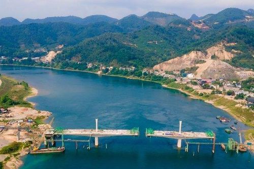 Hiện trạng cây cầu bắc qua sông Đà trị giá gần 600 tỷ đồng ở Hòa Bình