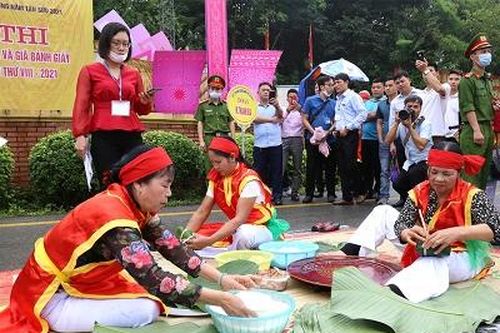 Tưng bừng Hội thi gói, nấu bánh chưng và giã bánh giầy