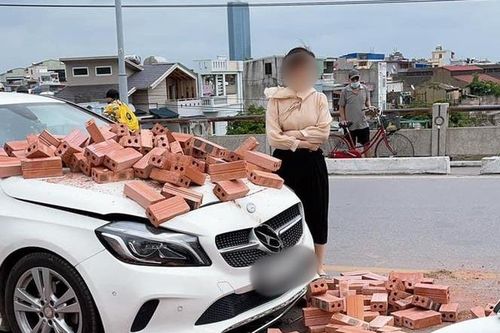 Hành động đẹp của nữ tài xế Mercedes sau khi bị xe xích lô chở gạch tông trúng