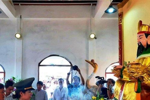 Người dân Đất Mũi dâng hương, hoa tưởng nhớ công ơn Quốc Tổ Hùng Vương