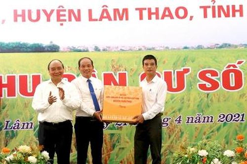 Chủ tịch nước Nguyễn Xuân Phúc thăm xã Nông thôn mới Tứ Xã