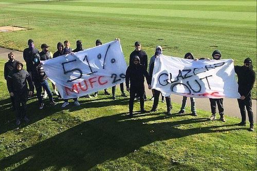 CĐV Man Utd biểu tình phản đối Super League, đòi đuổi nhà Glazer