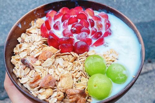 Thực đơn bữa sáng dinh dưỡng với sinh tố trái cây, rau củ