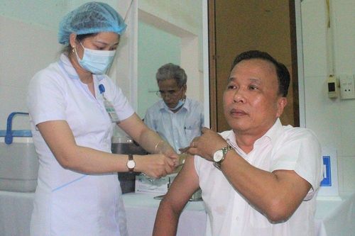 Quảng Nam bắt đầu tiêm vaccine COVID-19 cho tuyến đầu chống dịch