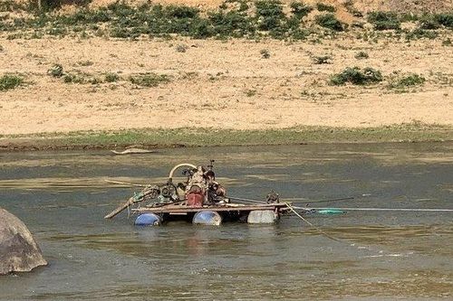 Bắt quả tang 2 đối tượng hút cát trái phép dưới lòng sông