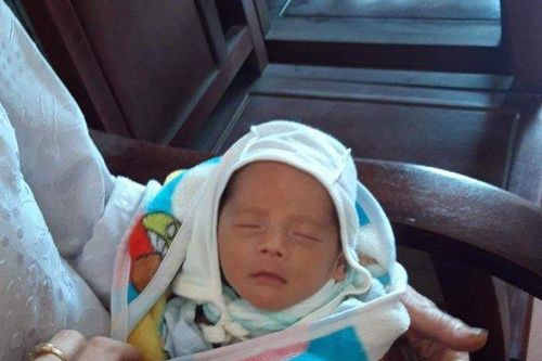 Tìm người thân cho bé trai sơ sinh bị bỏ trước cửa nhà