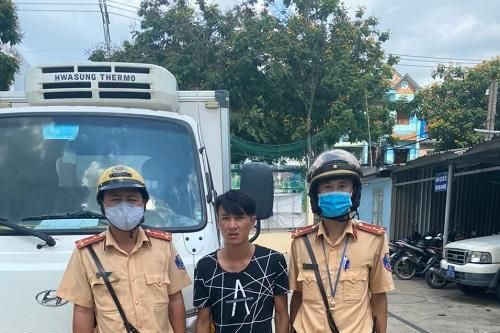 Bắt tài xế cầm kim tiêm định tấn công CSGT