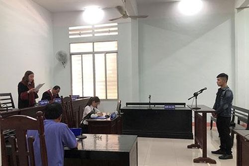 Đập phá xe vợ cũ vì chở con tới trễ