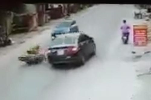 Clip: 2 nữ sinh đâm vào đuôi ôtô, bị xe đi ngược chiều cán trúng