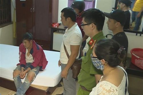 Bắt đôi nam nữ sử dụng ma túy, đâm cảnh sát bị thương