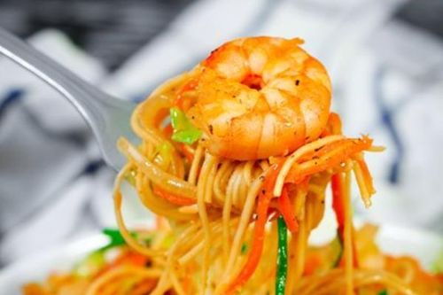 Món ngon cuối tuần: Cách làm mì xào Singapore đơn giản nhưng cực ngon