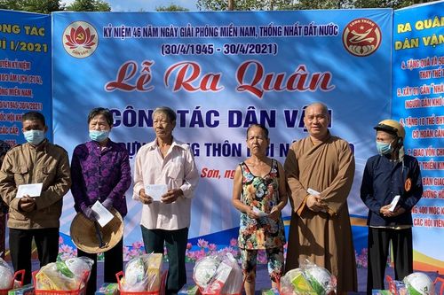 Thăm và tặng quà cho bà con có hoàn cảnh đặc biệt khó khăn