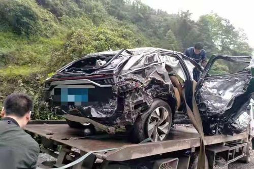 BAIC Beijing X7 rơi xuống vực, hành khách vẫn sống sót