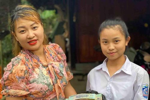 Nữ sinh Hà Tĩnh trả lại gần nửa tỷ đồng nhặt được trên đường