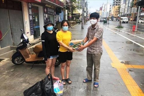 Cứu trợ cộng đồng gốc Việt trong vùng phong tỏa tại Campuchia