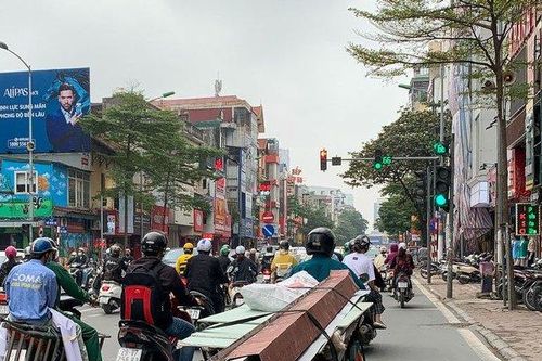 Hãi hùng cảnh 'tử thần' ngông nghênh trên đường phố Hà Nội