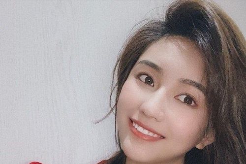 Bất ngờ trước nhan sắc xinh đẹp 'nàng thơ' mới của Trương Nghệ Mưu
