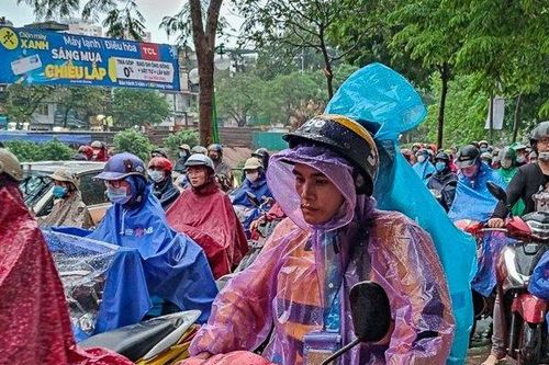 Hà Nội: Mưa lớn, tắc nghẽn nhiều tuyến phố