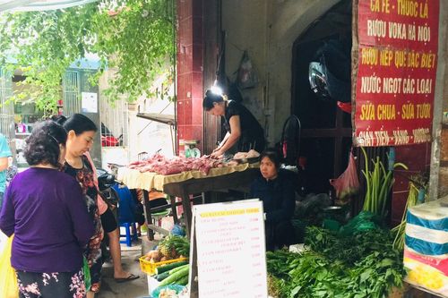 Chủ quan với dịch COVID-19, chợ Hà Nội ' vắng bóng' khẩu trang