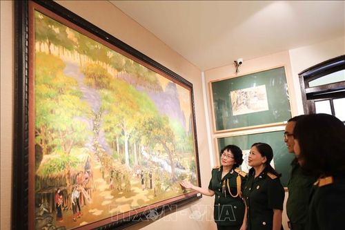 Triển lãm tranh 'Còn lại với Trường Sơn'