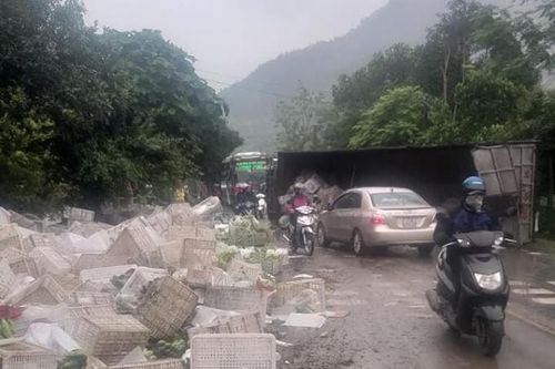 Hà Giang: Xe tải chở chuối bị lật, giao thông ùn tắc cục bộ