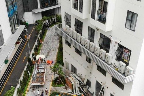 Hà Nội: Hiện trường vụ sập giá đỡ điều hòa khiến cư dân hoảng hốt