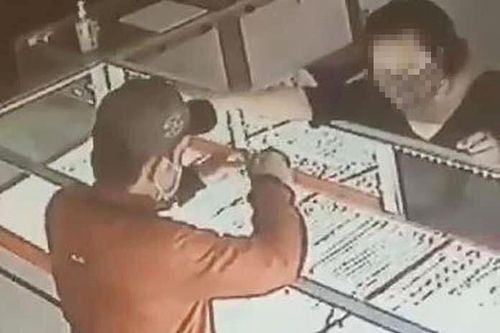 Vào tiệm vàng vờ hỏi mua rồi cướp 2 sợi dây chuyền giữa ban ngày