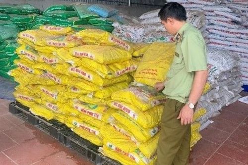 Gần 2 tấn phân bón hết hạn vẫn được bày bán tại cửa hàng vật tư nông nghiệp