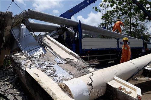 Xe sửa chữa lưới điện kéo đổ thanh ngang cổng chào, lái xe bị thương nặng