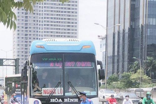 Xe khách 'nhồi nhét' quá 18 người bị xử phạt