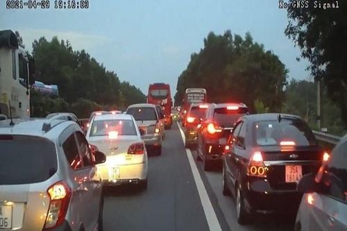 Liên tiếp xảy ra tai nạn giao thông trong ngày đầu nghỉ lễ 30/4-1/5
